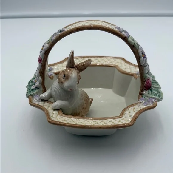FITZ AND FLOYD ESSENTIALS BOTANICAL BUNNY BASKET WITH HANDLE - Picture 15 of 16